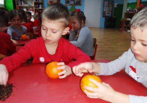 Wykonanie przez dzieci ozdób świątecznych z pomarańczy